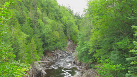 Weitläufige-Handaufnahme-Des-Batchawana-Flusses,-Der-Auf-Dem-Weg-Zum-Lake-Superior-Fließt