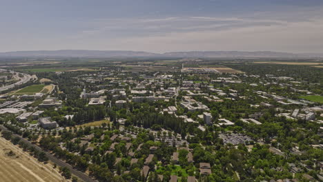 Davis-California-Aerial-V2-Reverse-Flyover-Uc-Davis-University-Campus-Area,-Das-Die-Obige-Ansicht-Der-Gesamten-Umgebung-Der-College-stadt-Tagsüber-Im-Sommer-Einfängt---Aufgenommen-Mit-Mavic-3-Cine---Juni-2022