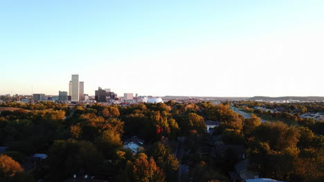 Statische-Aufnahme-Mit-Blick-Auf-Die-Skyline-Der-Innenstadt-Von-Georgia-über-Einem-Herbstlichen-Hintergrund