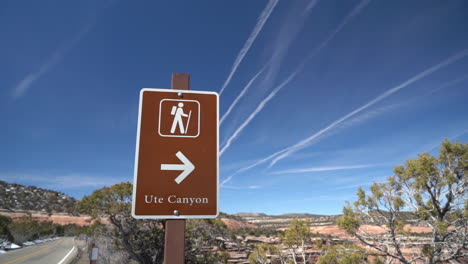 Señal-De-Carretera-De-La-Ruta-De-Senderismo-Del-Cañón-De-Ute-En-El-Parque-Del-Monumento-Nacional-De-Colorado,-EE.UU.