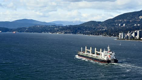 Die-Bedeutung-Der-Schifffahrt:-Ein-Containerschiff-Verlässt-Das-Terminal-Im-Hafen-Von-Vancouver