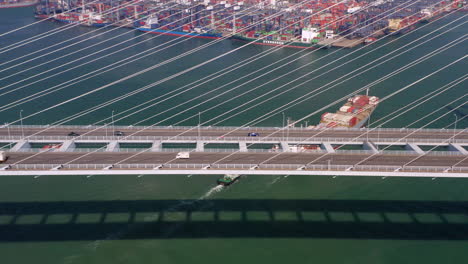 Aufschlussreiche-Aufnahme-Des-Containerhafens-Von-Hongkong-Hinter-Der-Hängebrücke-Mit-Verkehr
