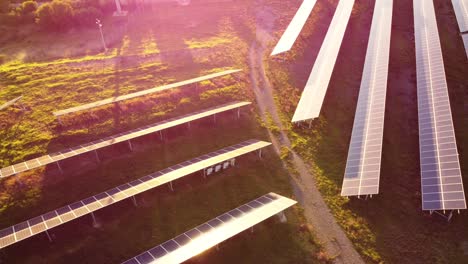 Luftdrohne,-Die-über-Einem-Solarpanel-Photovoltaikpark-Fliegt,-Zeigt-Windturbinen-Bei-Sonnenuntergang,-Grüne,-Saubere-Energie,-Erneuerbare-Zukunft,-Ökologiekonzept