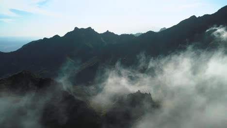 Fesselnde-Aufschlussreiche-Aufnahme-Von-Bergen-In-Rollenden-Wolken,-Spanien
