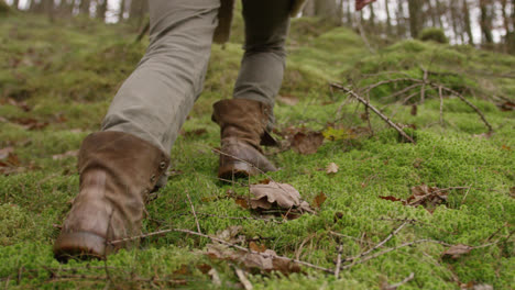Stiefel,-Die-Durch-Moosigen-Waldboden-Laufen