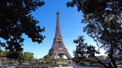 Eiffelturm-Skyline-Aus-Der-Ferne-In-Paris,-Frankreich