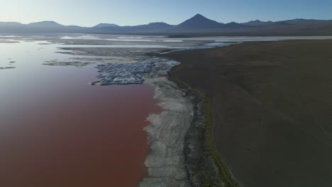Lago-Rojo-Salado,-Laguna-Colorada,-Laguna-Boliviana,-Vista-Aérea,-Altiplano-Boliviano,-Reserva-Natural-Exótica-Cordillera-Andina