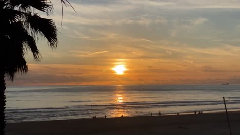 Sonnenuntergang-Am-Strand-Von-Cascais,-Sonne-Reflektiert-Auf-Meerwasser,-Romantischer-Abend-An-Der-Atlantikküste
