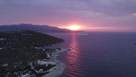 Luftrückzug,-Sonnenstrahl-Feuer-Sonnenuntergang-Friedlicher-Blick-Auf-Meer,-Ksamil,-Albanien