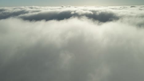 Drohne-über-Wolkengebilde-An-Einem-Sonnigen-Späten-Nachmittag