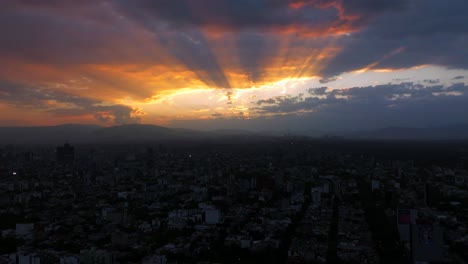 Drohnenaufnahme-Von-Mexiko-Stadt-Bei-Sonnenuntergang