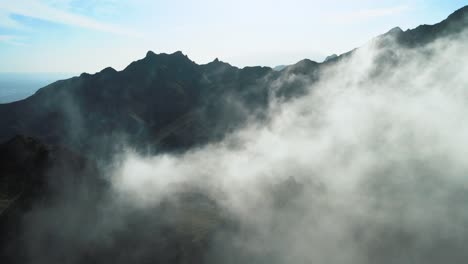 Schöne-Luftaufnahme-Von-Rollenden-Wolken-Im-Anaga-gebirge-Spanien