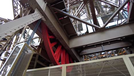 Rotating-Lift-Drive-Wheel-Of-The-Eiffel-Tower-In-Paris,-France