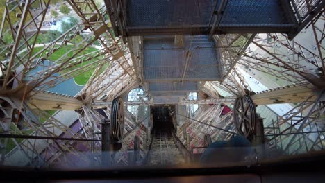 Blick-Nach-Unten-Vom-Aufzug-Hinunter-Auf-Die-Strecke-Im-Inneren-Des-Eiffelturms-In-Paris,-Frankreich