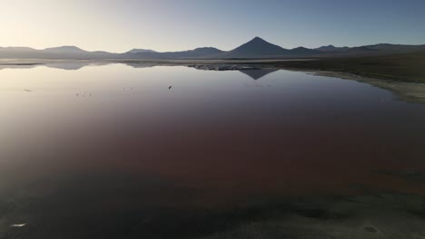 Laguna-Colorada-Bolivia,-Panoramische-Luftaufnahme-über-Dem-Roten-See,-Naturwunder-Im-Südamerikanischen-Altiplano,-Flache-Salzlagune-Und-Andenkordilleren