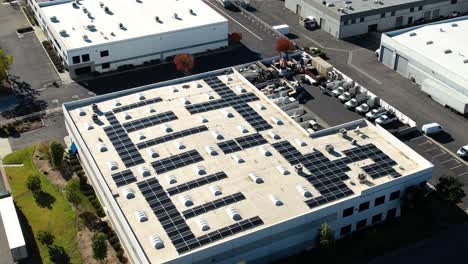 Luftaufnahme-Von-Solarmodulen-Auf-Industriegebäuden-In-Den-Vereinigten-Staaten,-Drohnenaufnahme
