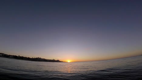 Schönes-Morgenlicht-Auf-Dem-Meer-Bei-Sonnenaufgang-Wasser-Im-Inneren