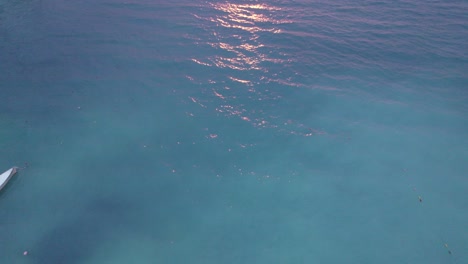 Langsame-Luftneigung-Des-Türkisfarbenen-Wassers-Zum-Malerischen-Sonnenuntergang-An-Der-Ionischen-Meeresküste