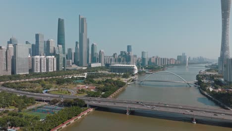 Guangzhou-City-Skyline,-Blick-über-Die-Insel-Ershadao-In-Richtung-Tianhe-Bezirk,-China