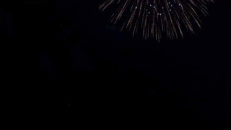 Feuerwerke-Streifen-über-Einen-Dunklen-Nachthimmel