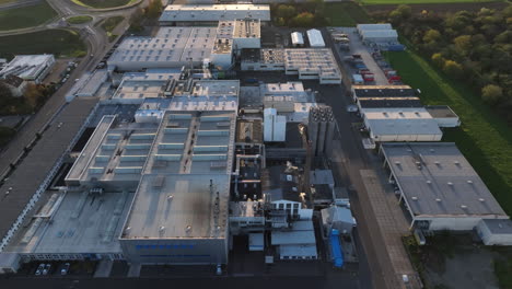 Luftaufnahme-Von-Fabriken-Und-Lagern-In-Einem-Industriekomplex-Bei-Sonnenuntergang
