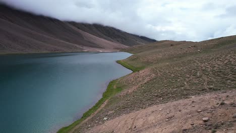 Antena-Del-Lago-Chandra-Taal-En-Las-Montañas-Del-Himalaya-De-La-India-En-Un-Día-Nublado-Sin-Turistas