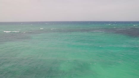 Luftaufnahme-Des-Türkisfarbenen-Wassers-Des-Karibischen-Meeres-An-Der-Jamaikanischen-Küste,-Drohnenaufnahme