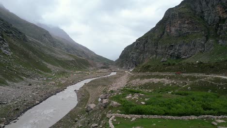 Luftlandschaft-Des-Flusses,-Der-An-Bewölkten-Tagen-Durch-Ein-Bergtal-In-Himachal-Pradesh-In-Indien-Fließt