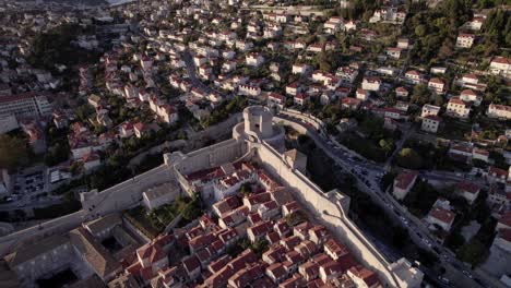 Antenne-Der-Stadt-Dubrovnik-Während-Des-Sonnenuntergangs