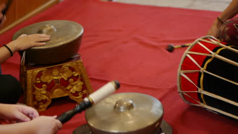 Enthäutete-Trommel-Und-Südostasiatischer-Bonang,-Die-Während-Der-Aufführung-Mehrerer-Perkussiver-Instrumente-Mit-Schlegeln-Geschlagen-Werden,-In-Nahaufnahme-Gefilmt