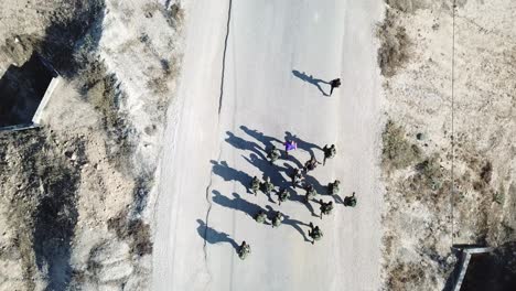 Drohne-Top-Shot-IDF-Soldatentruppen,-Die-Während-Des-Körperlichen-Trainings-Hand-In-Hand-Laufen