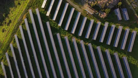 Statische-Ansicht-Von-Oben-Nach-Unten-Auf-Den-Hintergrund-Des-Bauernhofs-Mit-Photovoltaik-Solarmodulen,-Sonnenschein