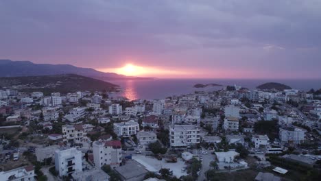 Luftaufnahme-Des-Dorfes-Ksamil-Am-Wasser,-Während-Des-Malerischen-Sonnenuntergangs,-Albanien