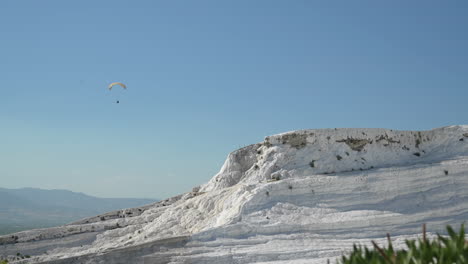 Paracaídas-Parapente-Volando-Por-Encima-De-Pamukkale,-Turquía