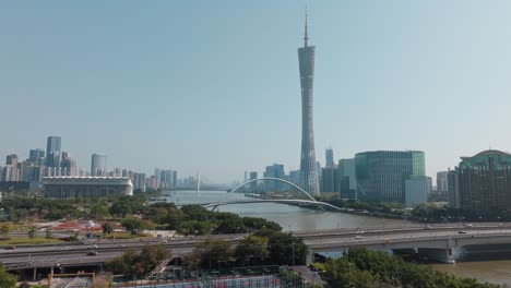 Vista-Panorámica-De-La-Ciudad-De-Guangzhou-En-China,-Carro-Aéreo-En