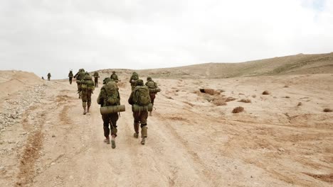 Idf-soldat-Aus-Israel,-Der-Während-Einer-Militäroperation-In-Der-Wüste-Spaziert