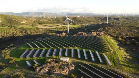 Concepto-De-Energía-Verde,-Granja-De-Paneles-Solares-Fotovoltaicos-Y-Molino-De-Viento,-Drone-Aéreo