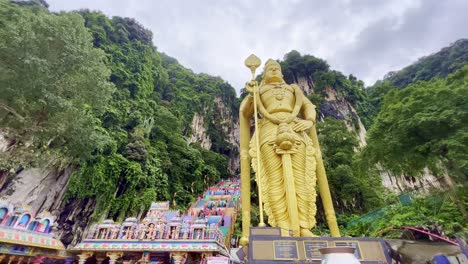 Tiefwinkelaufnahme-Des-Andachtsplatzes-Der-Hindu-Religion-In-Malaysia-Mit-Dem-Weltgrößten-Subramanya-Swamy-Idol