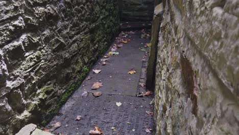 Viejas-Lápidas-Usadas-Como-Un-Pequeño-Camino-Para-La-Parte-Trasera-De-La-Iglesia-De-St-James-En-Holywell,-Gales