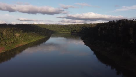 El-Río-Iguazú-Entre-La-Frontera-De-Brasil-Y-Argentina-Sudamérica