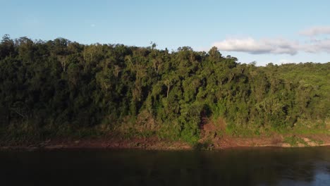 Drohnenaufnahmen-Vom-Ufer-Des-Flusses-Iguazu-Zwischen-Argentinien-Und-Brasilien
