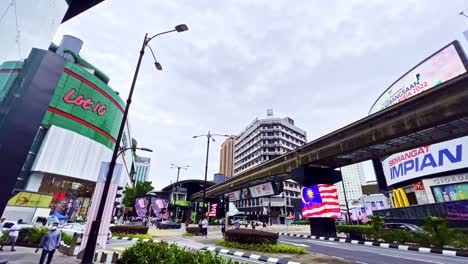 Low-Angle-Shot-Von-Hohen-Gebäuden---Wolkenkratzer-Im-Stadtzentrum-Von-Kuala-Lumpur