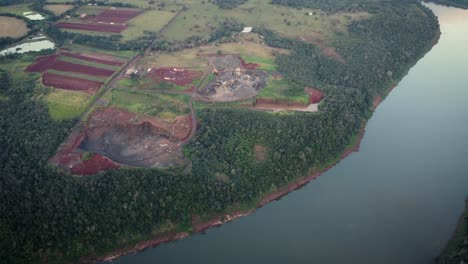 Offener-Steinbruch-In-Brasilien-Entlang-Des-Flusses-Iguazu