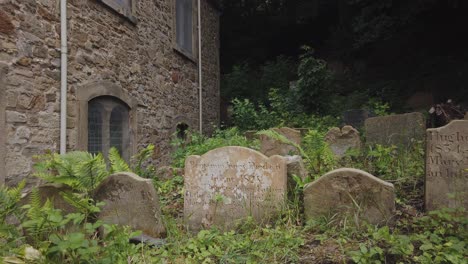 Eine-Weitwinkelaufnahme-Eines-überwucherten-Alten-Walisischen-Friedhofs