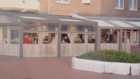 Gente-Comiendo-En-El-Restaurante-A-Lo-Largo-Del-Paseo-Marítimo-De-La-Ciudad-Costera-Belga-De-Haan