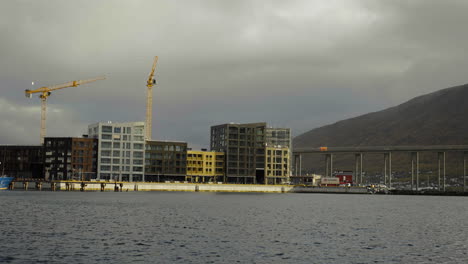Construcción-De-Apartamentos-Bjorvika-Vervet-Cerca-Del-Puente-Tromso-En-Un-Día-Nublado-En-Otoño