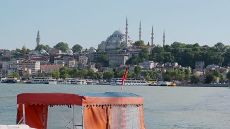 Dieses-Video-Zeigt-Die-Schönheit-Und-Kultur-Von-Istanbul,-Türkei,-Aufgenommen-An-Einem-Sonnigen-Sommertag-Im-Eminonu-bezirk
