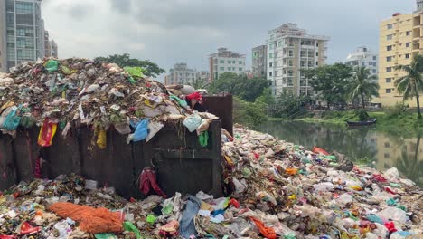 Riesige-Menge-Müll-Am-Ufer-Des-Flusses-In-Bangladesch