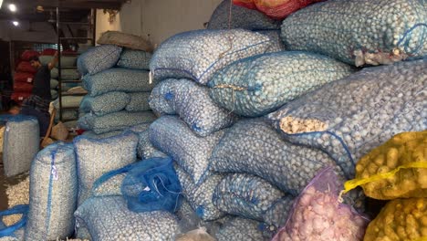 Landwirtschaftliches-Lager-Mit-Vielen-Getreidesäcken-In-Dhaka,-Bangladesch