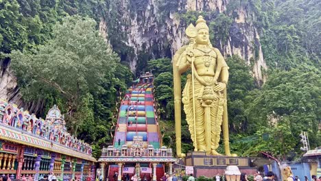 Statue-of-Hindu-god-Murugan---Subramanya-in-front-of-Batu-Caves,-Malaysia